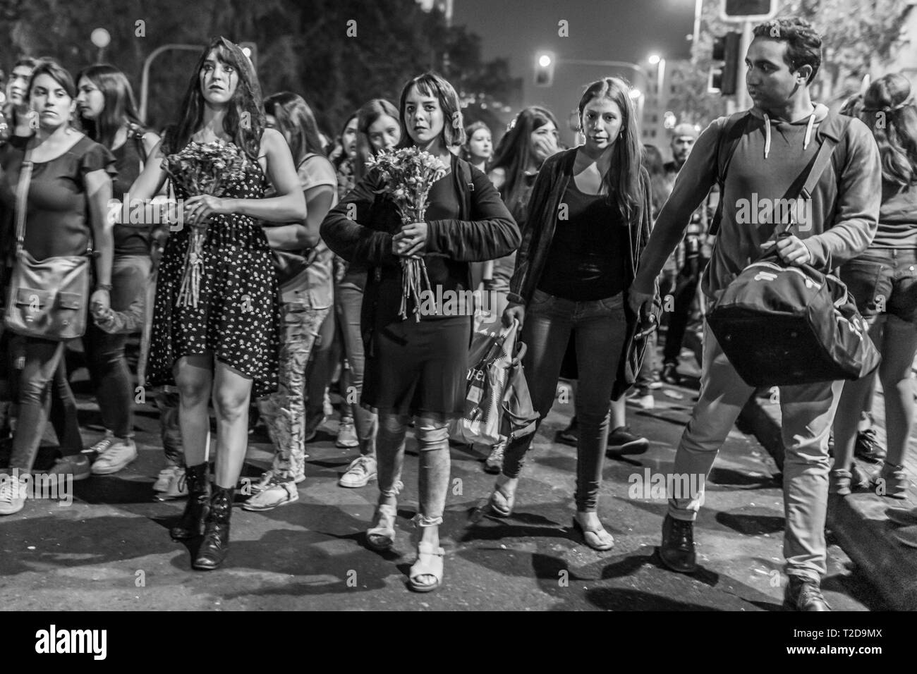 La Giornata internazionale della donna 8 marzo ragazze femminista tribù urbana con la morte i vestiti in costume in occasione della Giornata della donna protesta a Santiago del Cile, city centre street Foto Stock