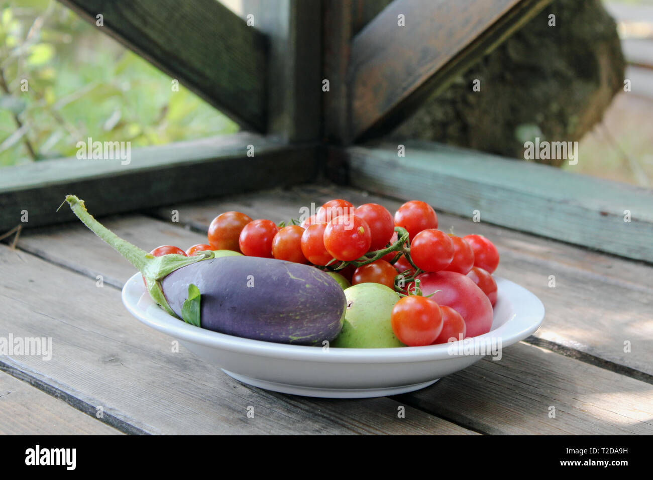 Una piastra con frutta e verdura fresche Foto Stock
