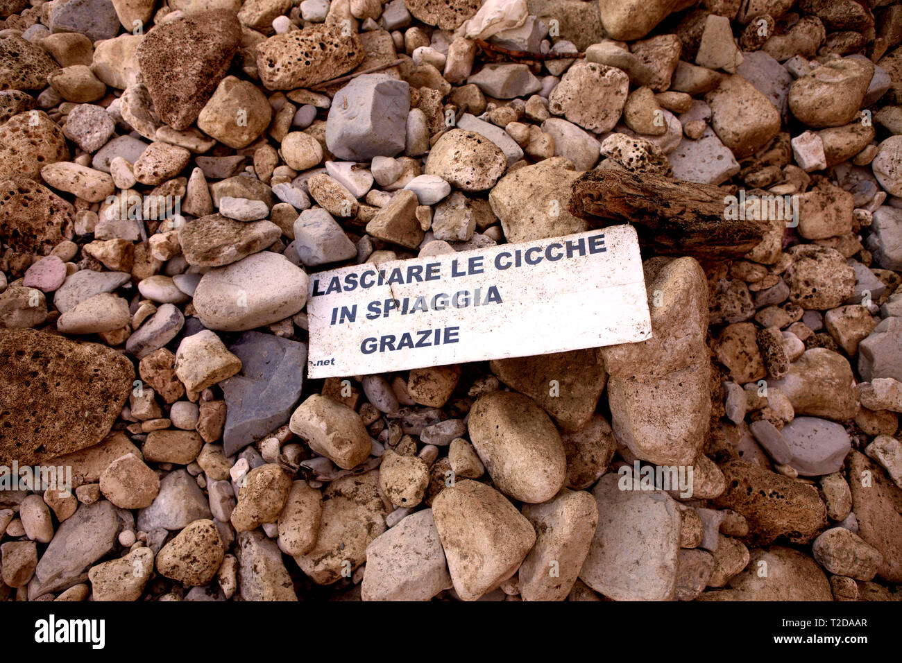 Hinweis für Touristen: Lassen Sie die Zigarettenkippen nicht am Strand liegen - Danke!' Foto Stock