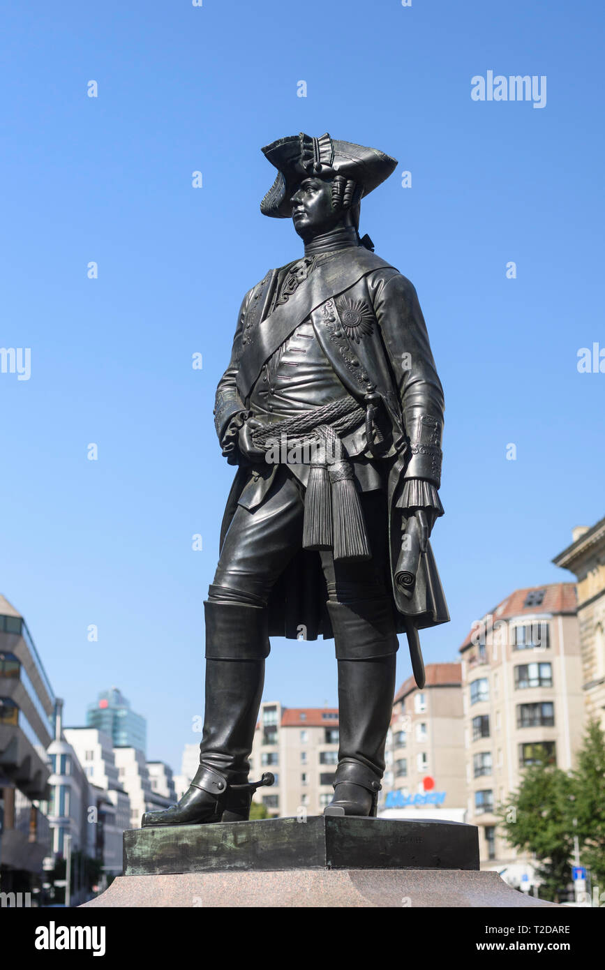 Berlino. Germania. Statua di bronzo di Hans Karl von Winterfeldt (1707-1757), il generale prussiano, su Zietenplatz. Hans Carl von Winterfeldt, il Generalleutnant Foto Stock