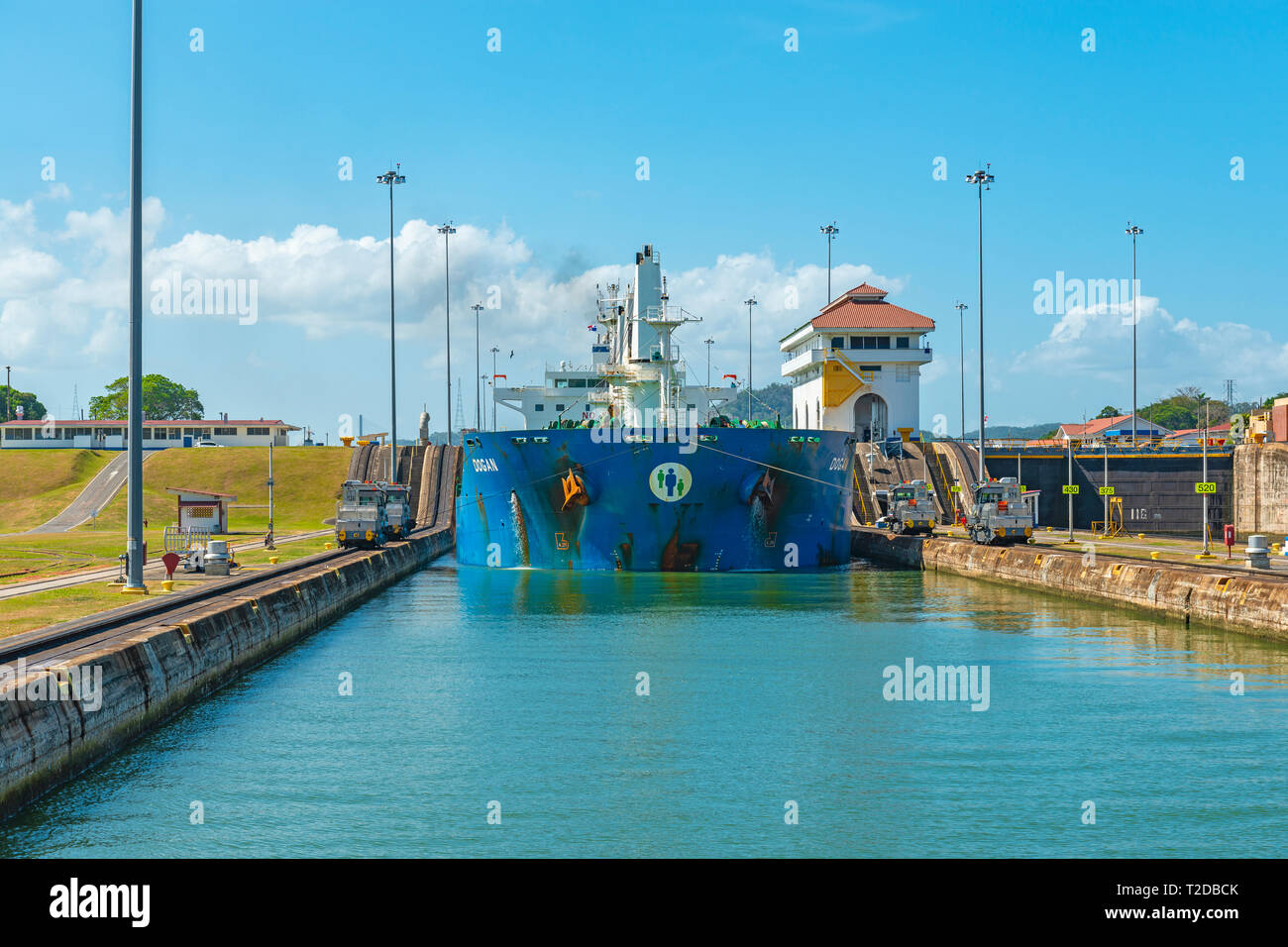 Un olio grezzo tanker transport passando attraverso il canale di Panama in corrispondenza della serratura di Miraflores a croce dall'Oceano Atlantico al Pacifico, Panama. Foto Stock