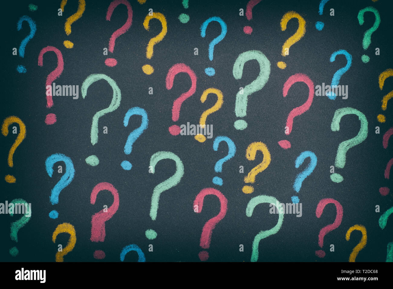 Colorato interrogativi su uno sfondo nero. Concetto di immagine. Close up. Foto Stock