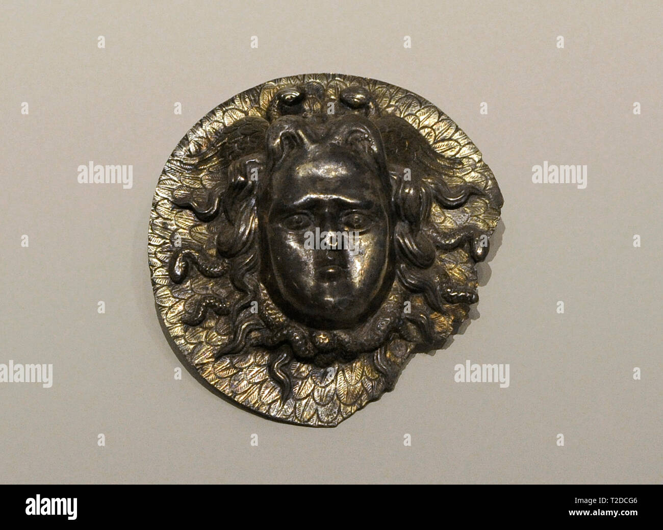 Tesoro di Mogon I. medaglione, interpretato come l'umbone di una patera, che raffigura una testa di Medusa o gorgone con due uccelli di fronte a lei. 3a-1st secoli A.C. (nascondere i secolo a.C.). Cultura Iberica. Argento. Collina di Los Castellanos-Mogon, a Villacarrillo (Provincia di Jaen, Andalusia, Spagna). Museo Archeologico Nazionale. Madrid. Spagna. Foto Stock