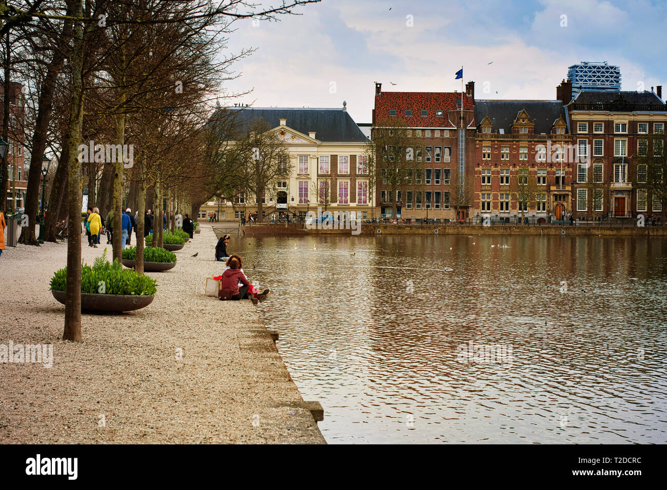 HAGUE, Paesi Bassi - 15 Aprile 2018: vacanzieri dal lago vicino Binnenhof Palace Foto Stock