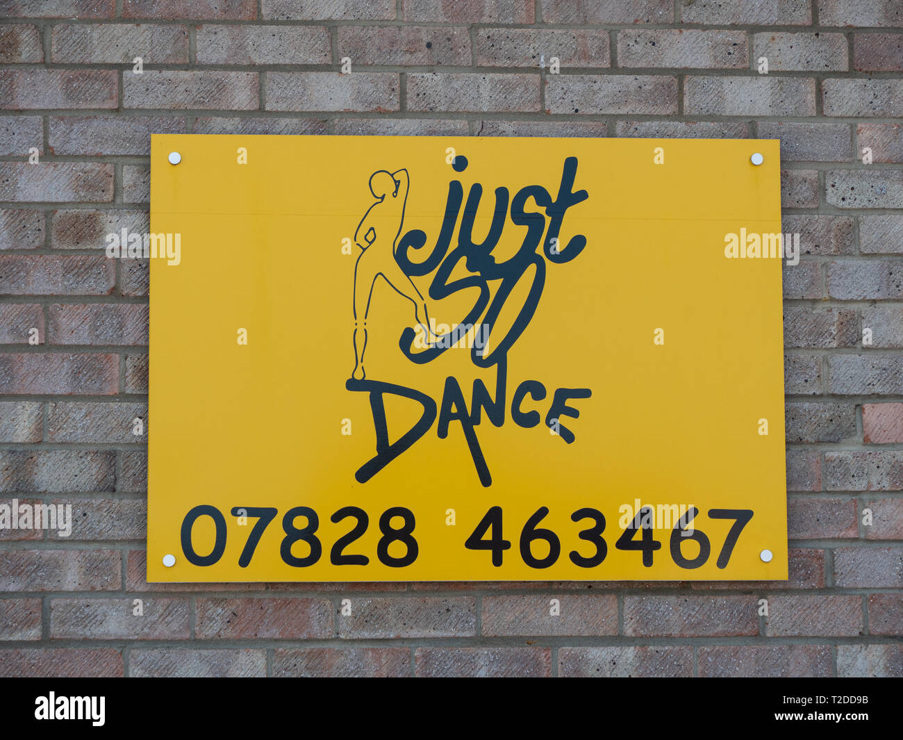 Segno sul lato dell'edificio indicanti la posizione della scuola di danza in Westbury, Wiltshire, Regno Unito. Foto Stock