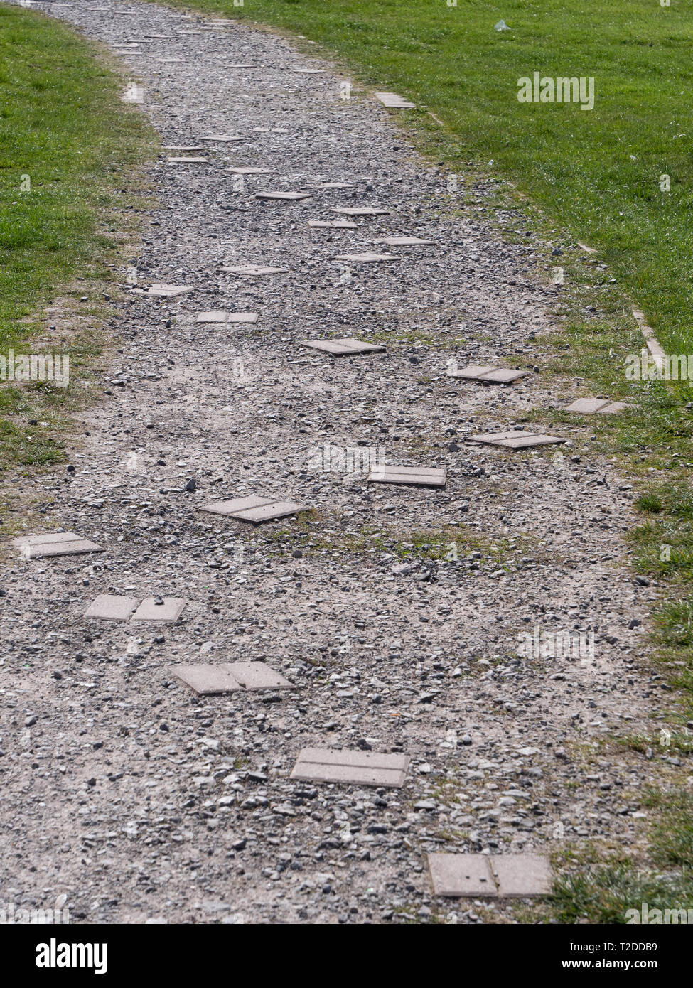 Serpeggianti pietre miliari all'interno di un sentiero. Foto Stock
