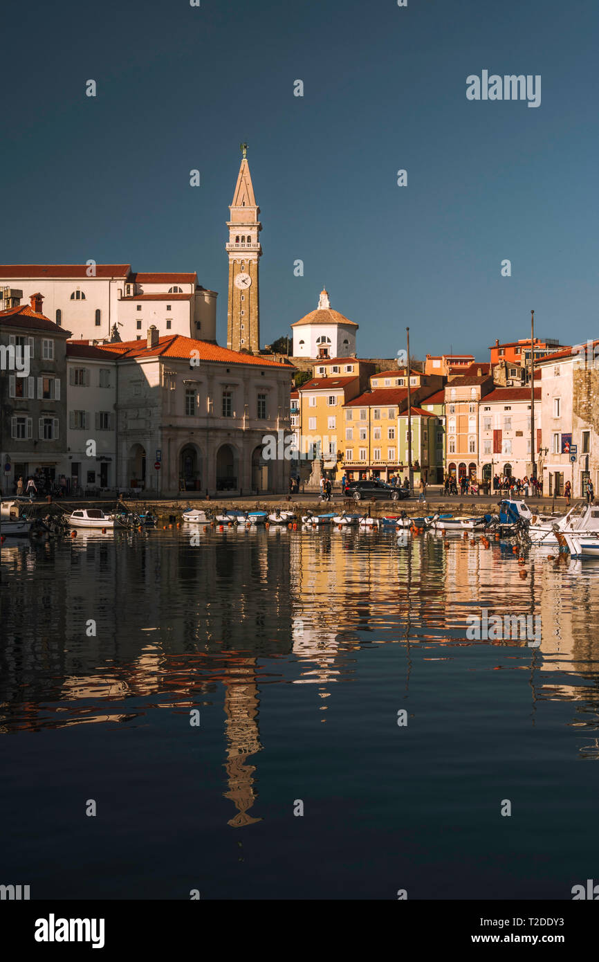 Cattedrale di San Giorgio e si affaccia a Pirano dalla collina sopra la città, Slovenia Foto Stock