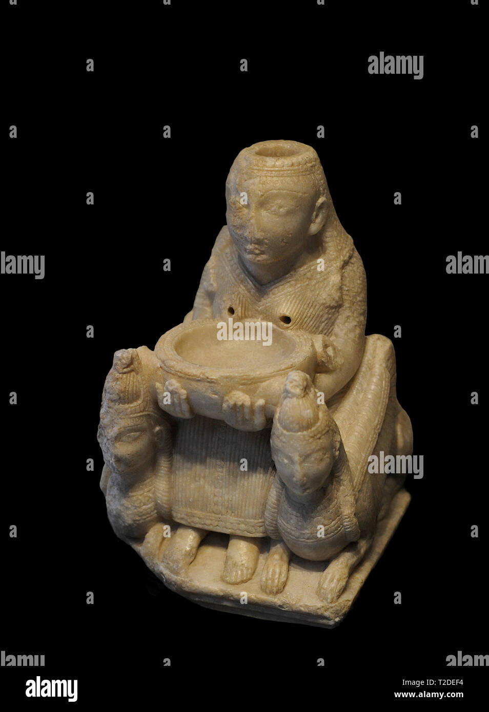 Signora di galera. La scultura di produzione fenicio dell'inizio dell'VIII secolo A.C. Alabastro. Esso raffigura un trono (dea Astarte) fiancheggiato da due effigi con la doppia corona egiziana. Tenere una ciotola con entrambe le mani. Esso è stato concepito come un rituale di recipiente per l'olio per ungere il defunto. Trovato in una tomba iberica dal V secolo A.C. Dalla Necropoli di Tutugi, zona I, grave 20 (Galera, provincia di Granada, Andalusia, Spagna). Museo Archeologico Nazionale. Madrid. Spagna. Foto Stock