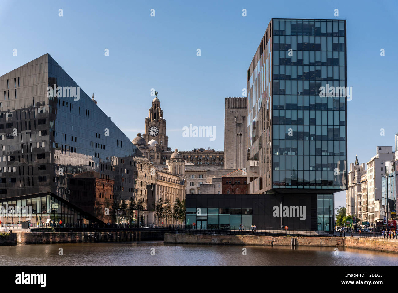 Storico lungomare di Liverpool edifici riflettono in vetro moderno ufficio blocchi Foto Stock