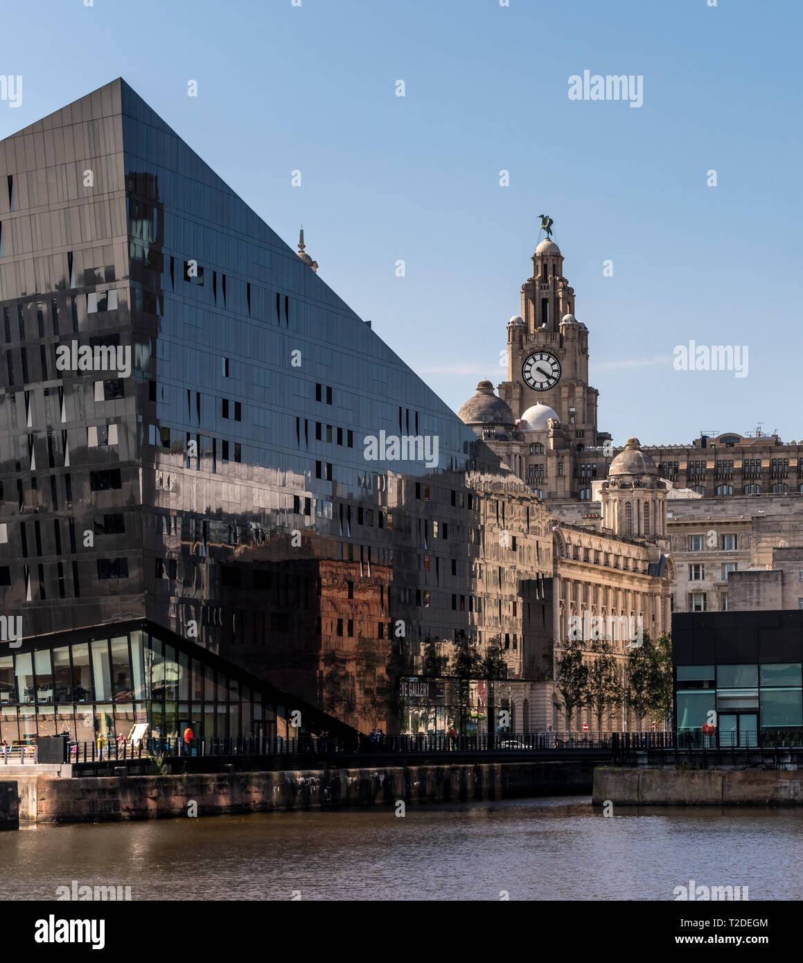 Storico lungomare di Liverpool edifici riflettono in vetro moderno ufficio blocchi Foto Stock