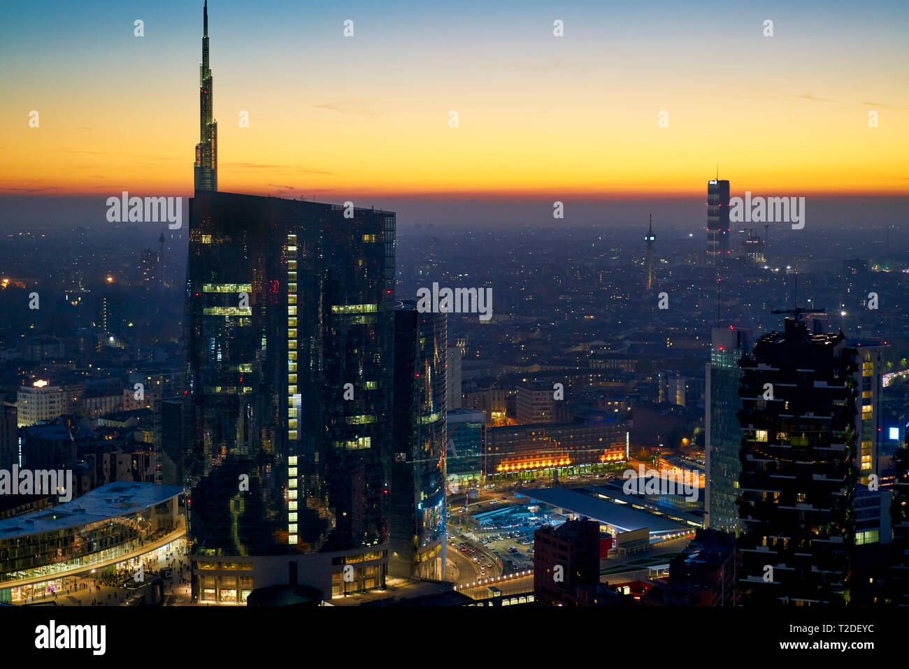 Vista aerea di Porta Nuova per il distretto centrale al tramonto. Porta Nuova è uno dei principali quartieri degli affari di Milano, Italia in termini di economia,. Chiamato a poppa Foto Stock