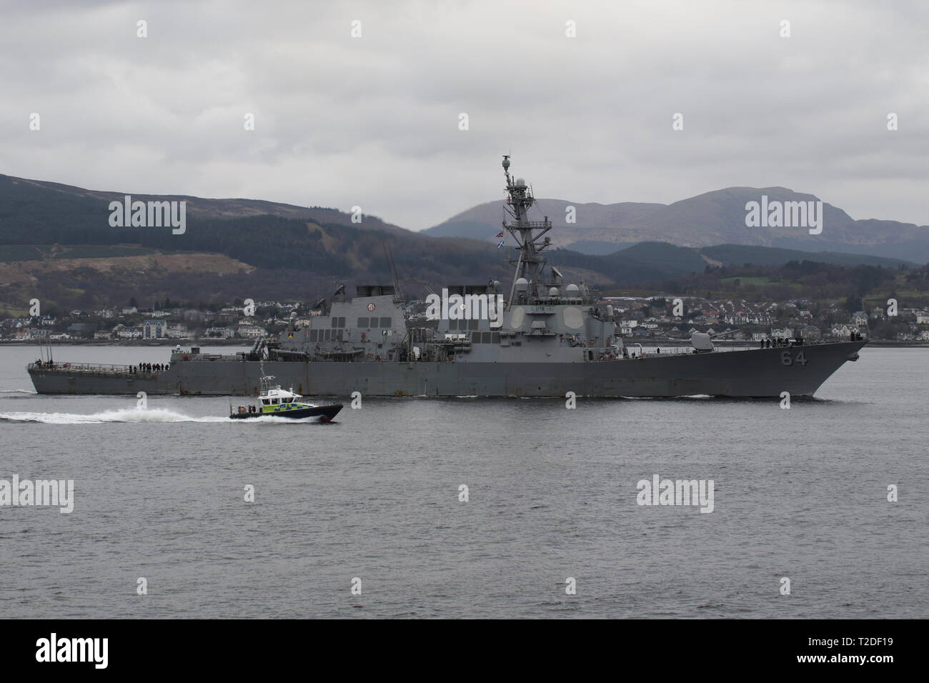 Marina degli Stati Uniti del USS Carney (DDG-64) in arrivo per esercitare congiuntamente il guerriero 19-1, con la MoD polizia MDP Harris scortare la sua fino a Faslane. Foto Stock