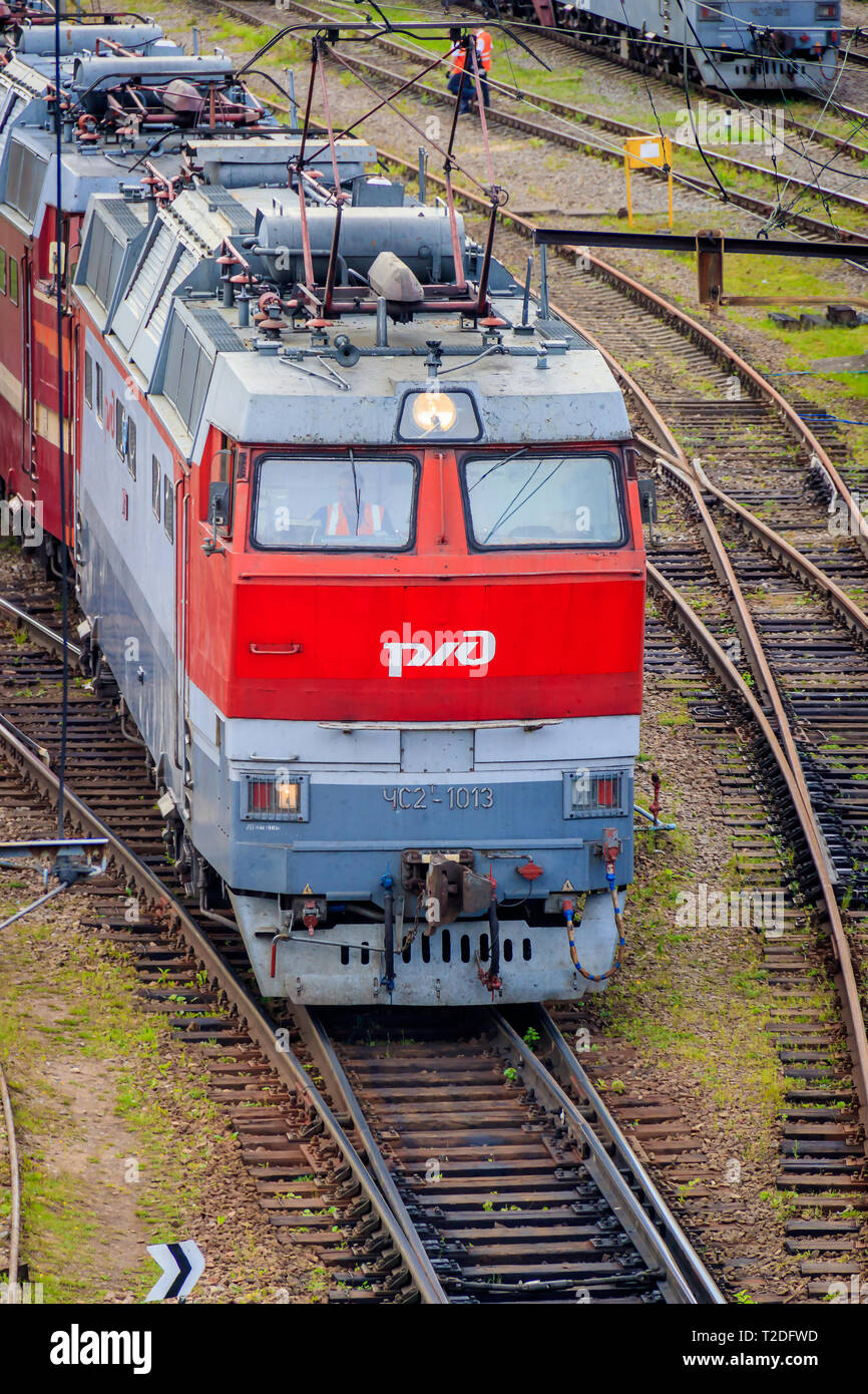 Locomotiva va su rotaie. Treno russo. Ferrovie Russe. Il locomotore. Russia San Pietroburgo 7 Agosto 2018 Foto Stock