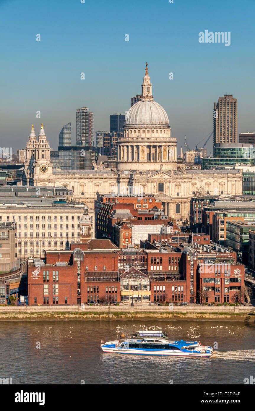 MBNA Thames Clipper sul Fiume Tamigi di fronte alla città di Londra Scuola & la Cattedrale di St Paul, Londra. Foto Stock