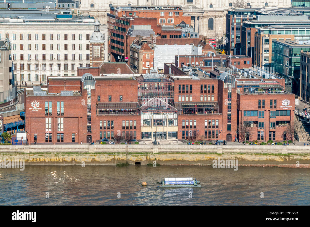 Vista in elevazione del Tamigi facciata della città di Londra Scuola. Foto Stock