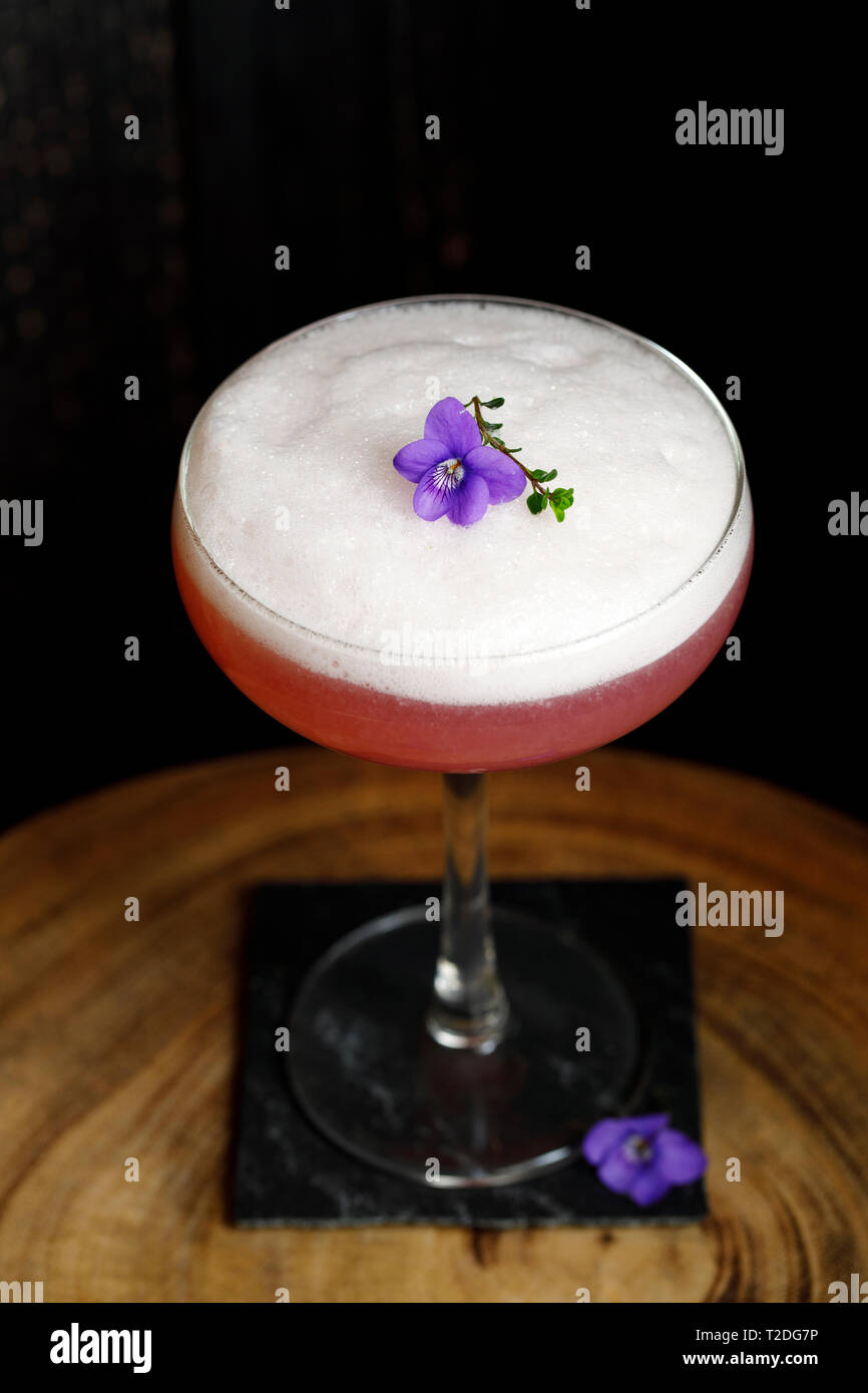 Cocktail con violetta guarnire Foto Stock
