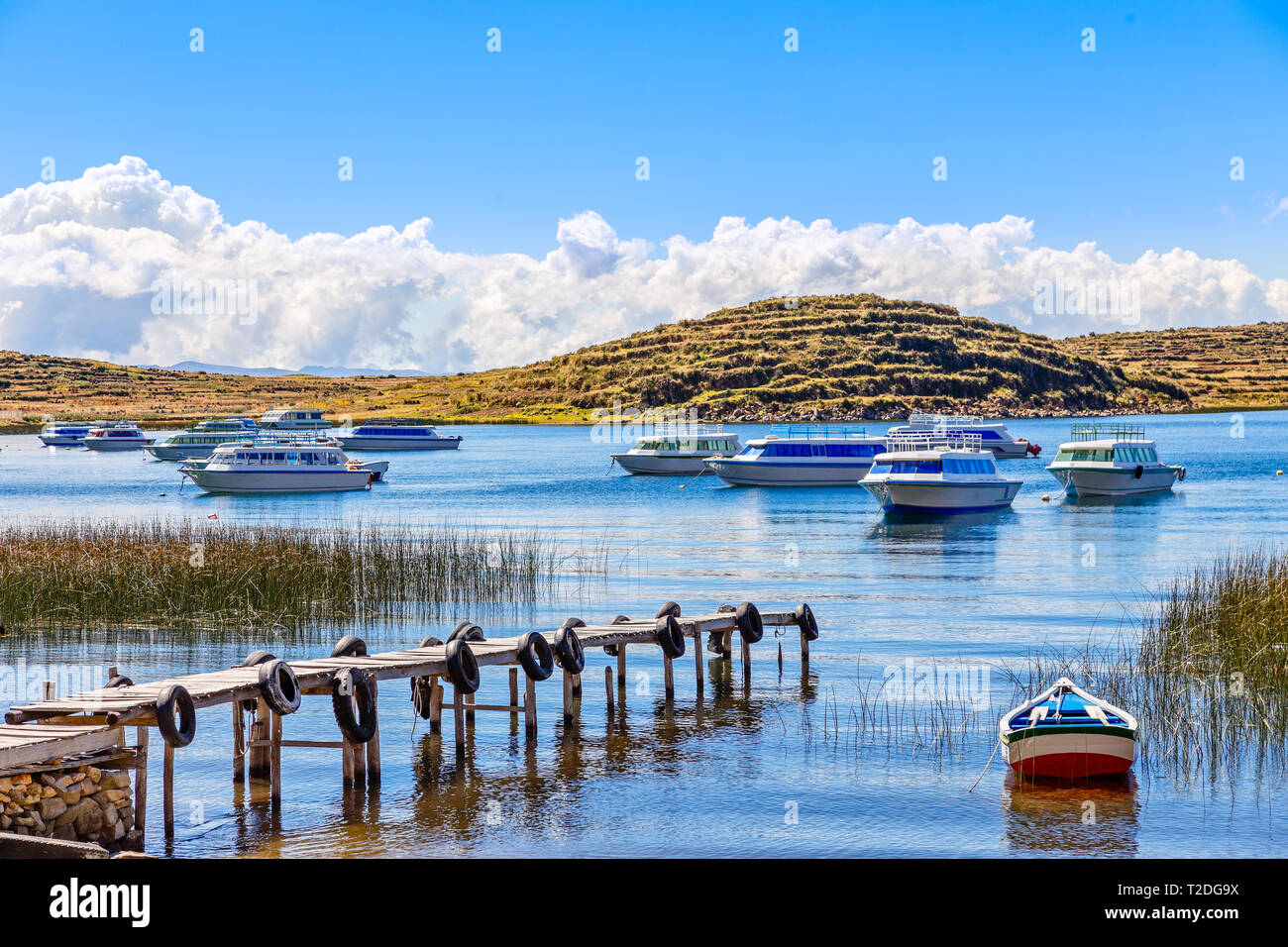 Barche a motore ancorato alla costa del lago Titicaca, Bolivia Foto Stock