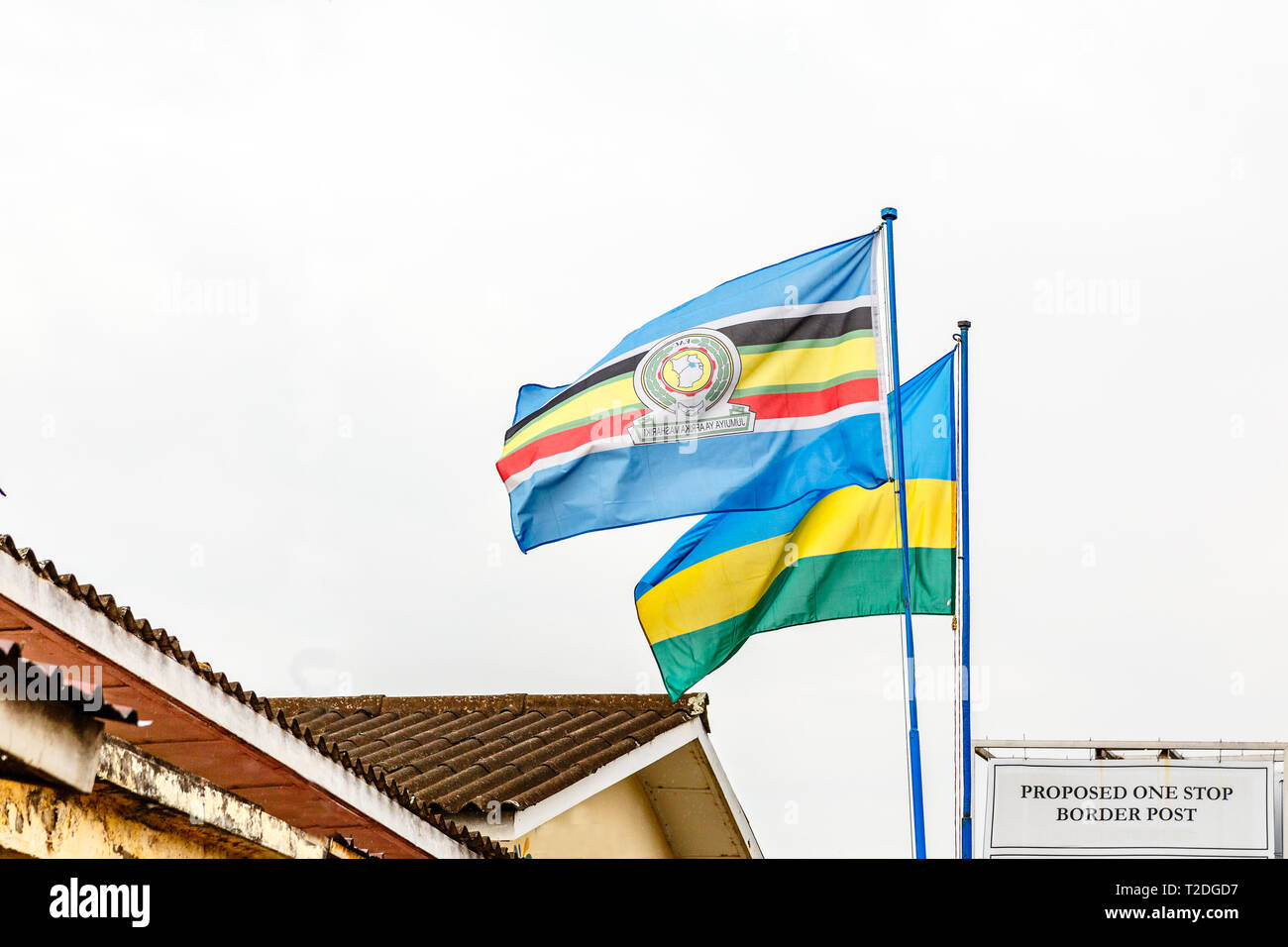 Comunità dell'Africa orientale e bandiere ruandese al confine tra Rwanda e Repubblica Democratica del congo Foto Stock
