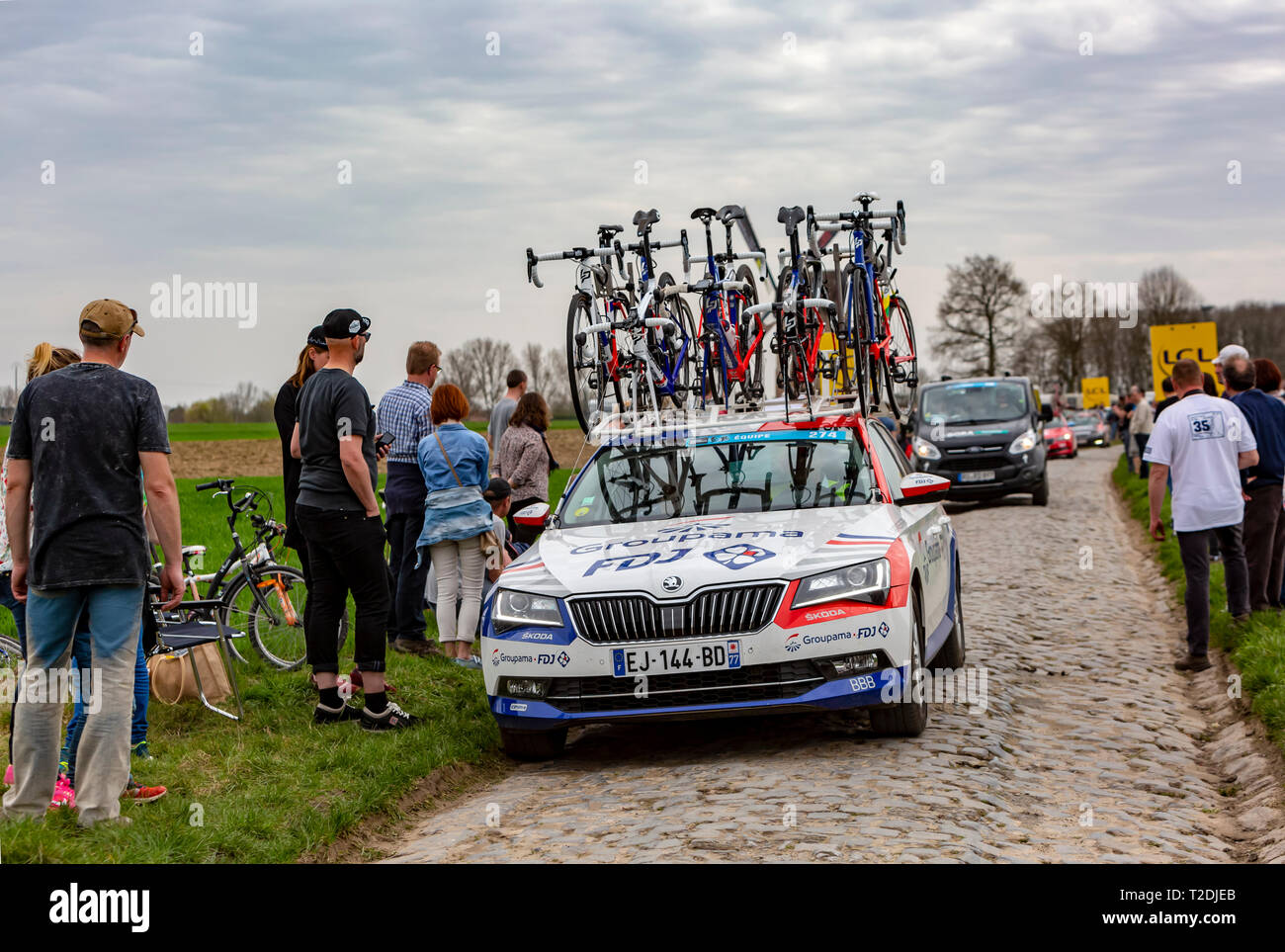 Templeuve, Francia - Aprile 08, 2018: la vettura del Team Groupama-FDJ guida su strada acciottolata durante Paris-Roubaix 2018. Foto Stock