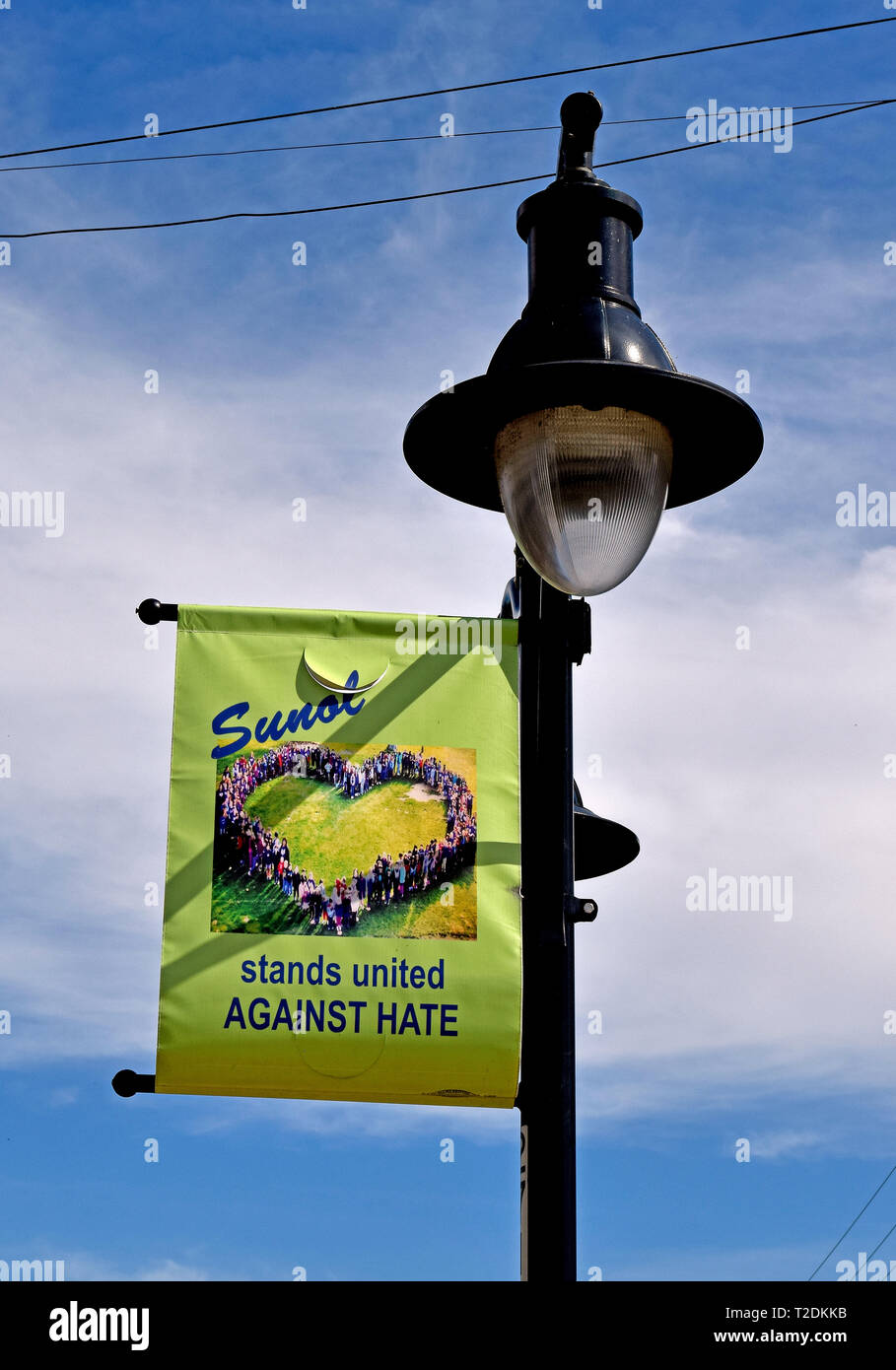 Sunol si erge contro l'odio banner su un palo della luce. California Foto Stock