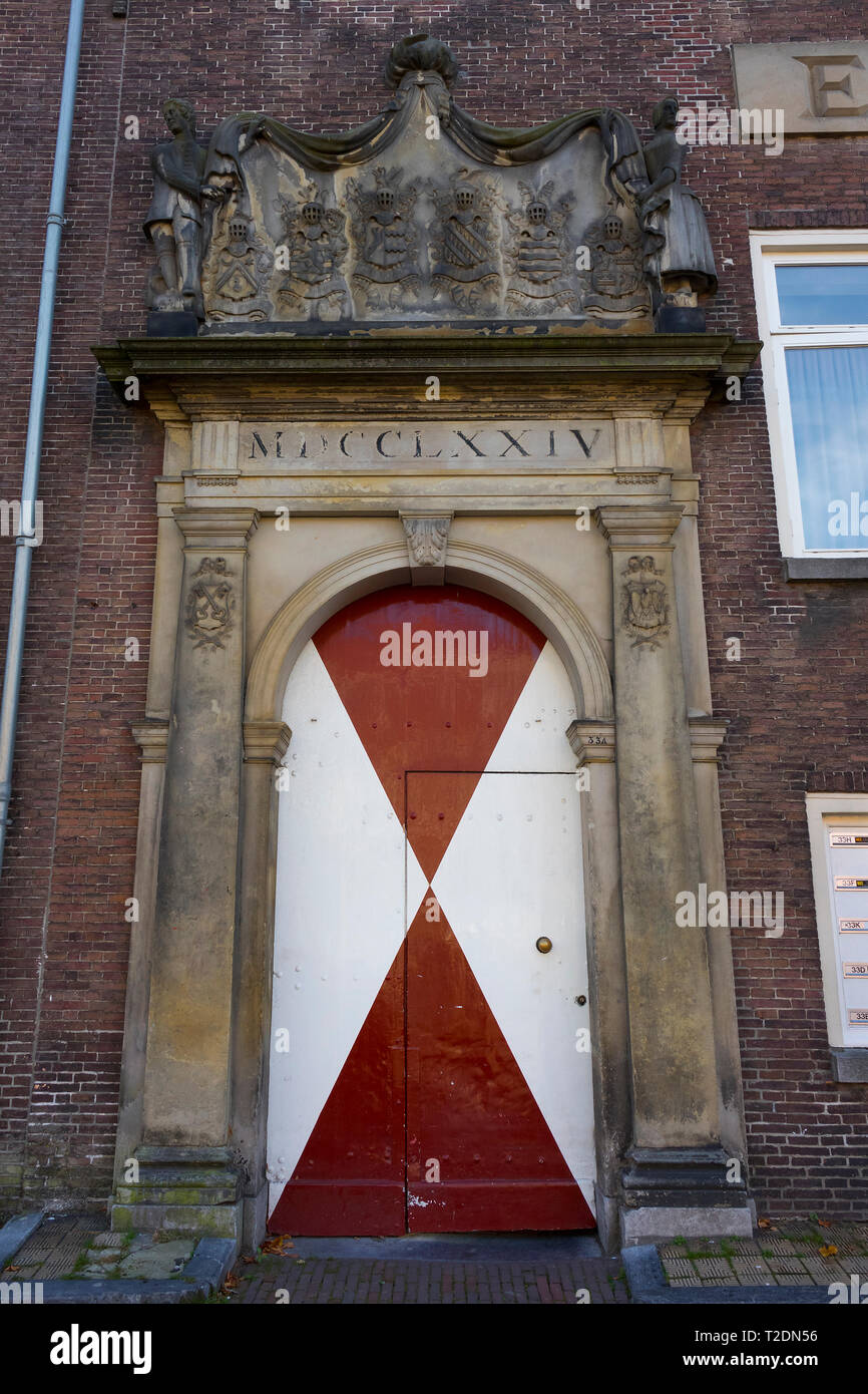 Leiden, Paesi Bassi - 13 ottobre 2018; Leiden, Paesi Bassi - 13 Ottobre 2018: Storica porta della Meisjespoort, ingresso allo Spirito Santo di Poo Foto Stock