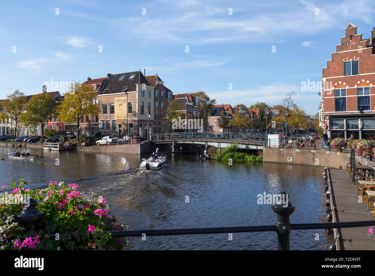 Leiden, Paesi Bassi - 13 ottobre 2018; gita in barca sul canale Herengracht nel centro della città di Leiden Foto Stock