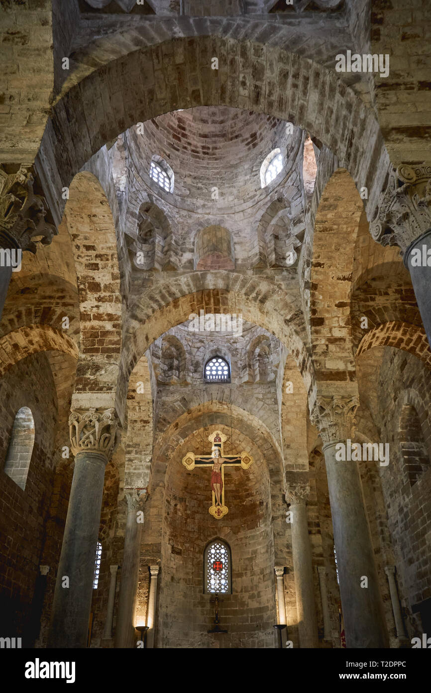 Palermo, Italia - Ottobre, 2018. Interno della chiesa di San Cataldo, una chiesa si trova nella zona centrale di Palermo, esempio di architettura arabo-normanna. Foto Stock