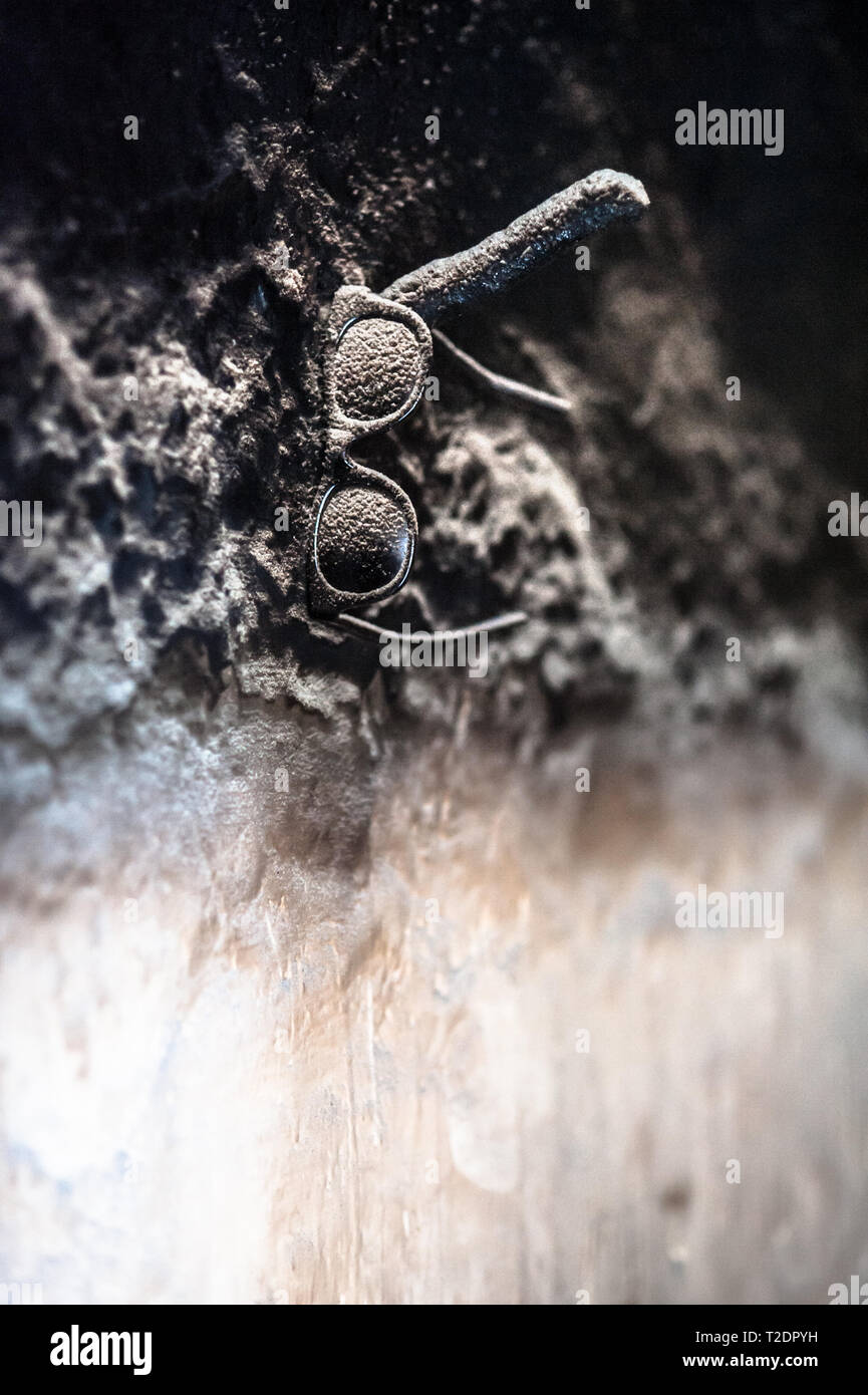 Una coppia di farina spolverata occhiali da sole appendere in una piccola porta tan panificio. Foto Stock