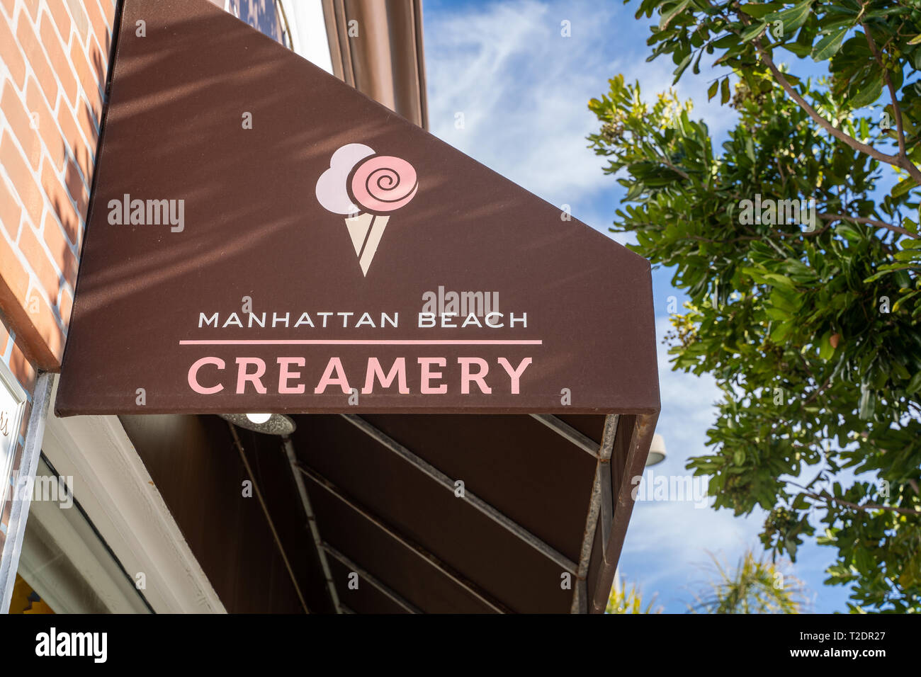 Manhattan Beach, California - Marzo 26, 2019: segno per la Manhattan Beach Creamery, un gelato e frozen yogurt shop in downtown, popolare con tou Foto Stock