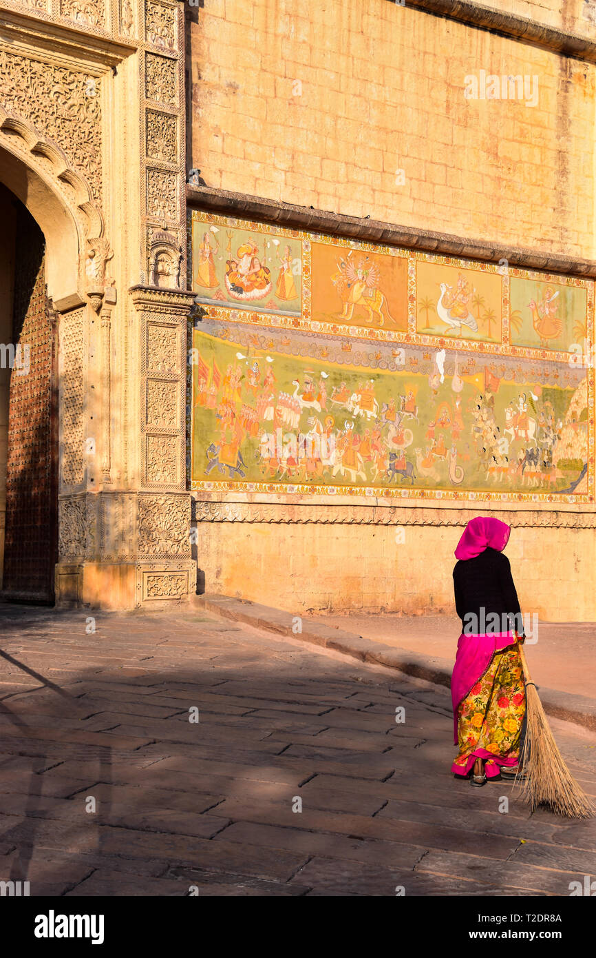 Tradizionale Indiano di spazzamento delle donne fino a Jodhpur Fort, Forte Mehrangarh, Jodhpur, Rajasthan, India Foto Stock