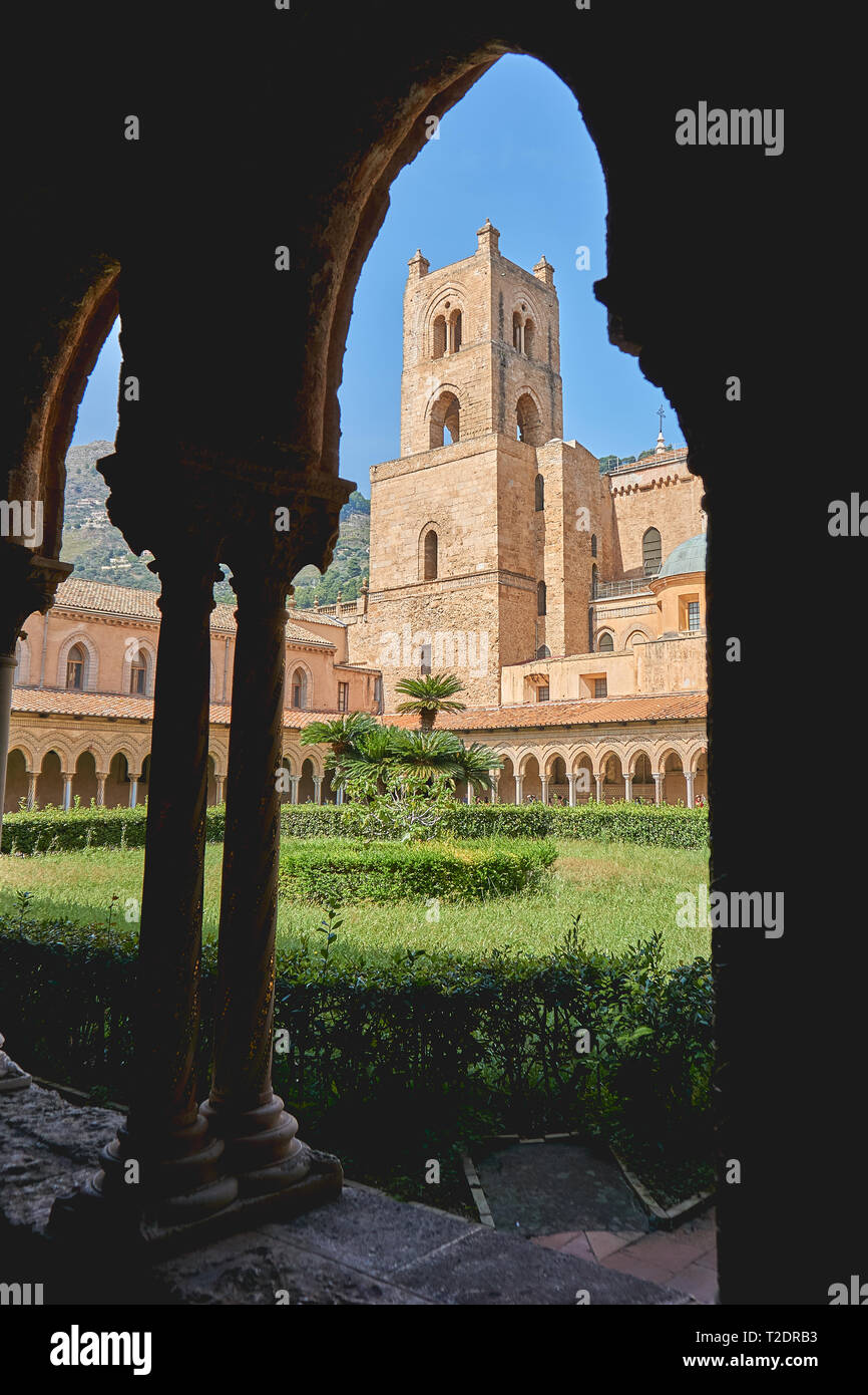 Monreale, Italia - Ottobre, 2018. Vista della Cattedrale di Monreale, uno dei maggiori esempi di architettura normanna, dal suo chiostro. Foto Stock