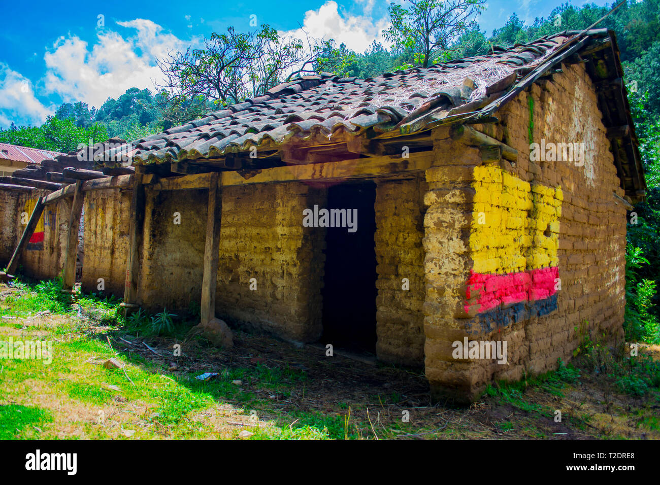 Casa Antigua abandonada en el paraíso echo de adobe tierra barro rasilla y casa de los abuelo mayas en la guerra y conflicto armado de Guatemala Foto Stock