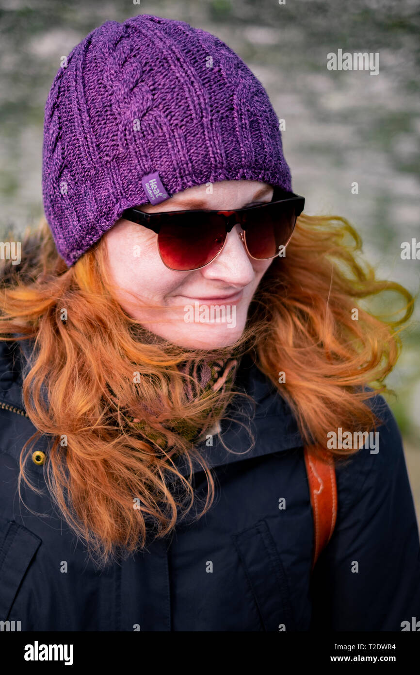 Close up della donna al di fuori in inverno. Foto Stock