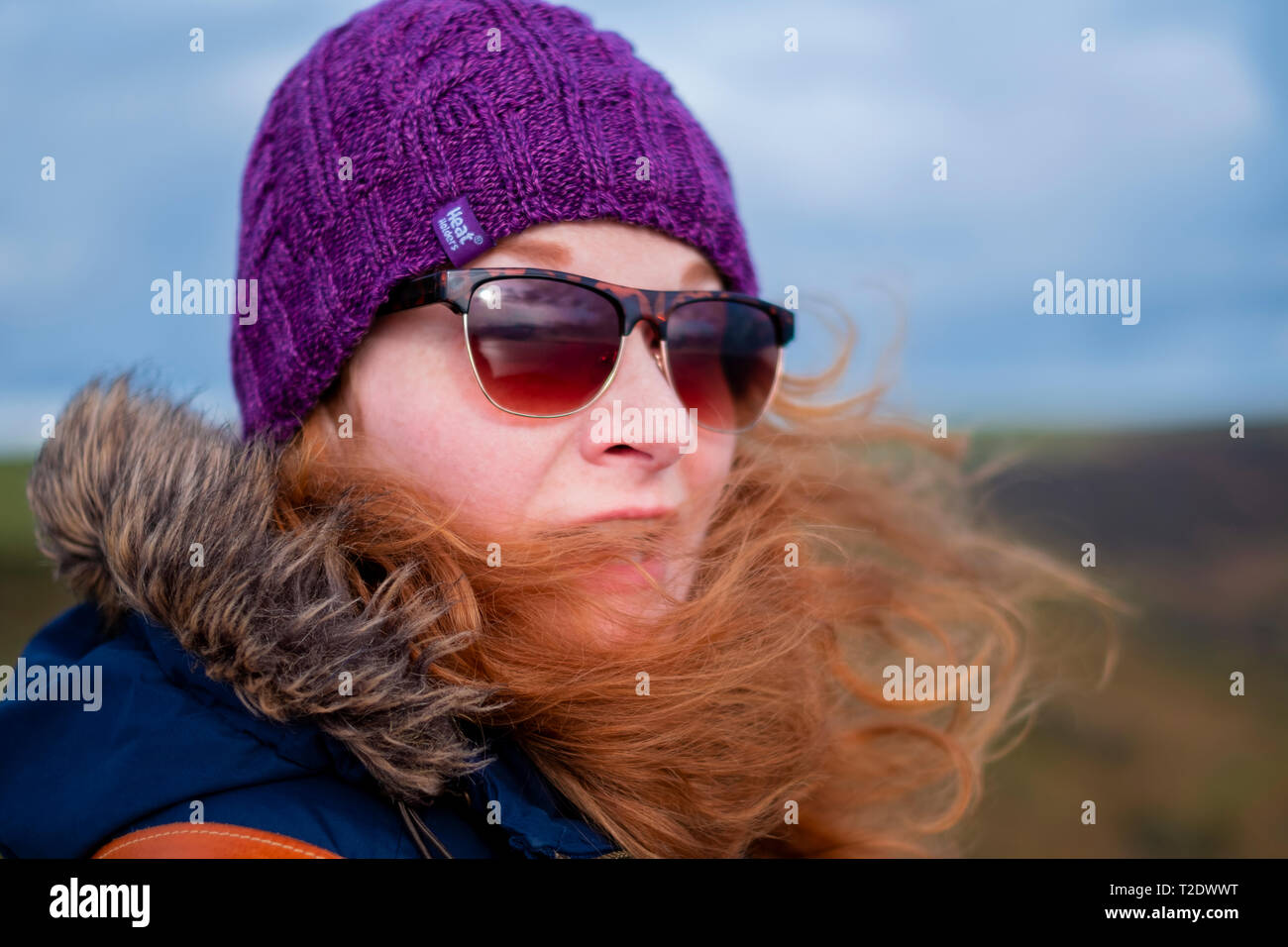 Close up della donna al di fuori in inverno. Foto Stock