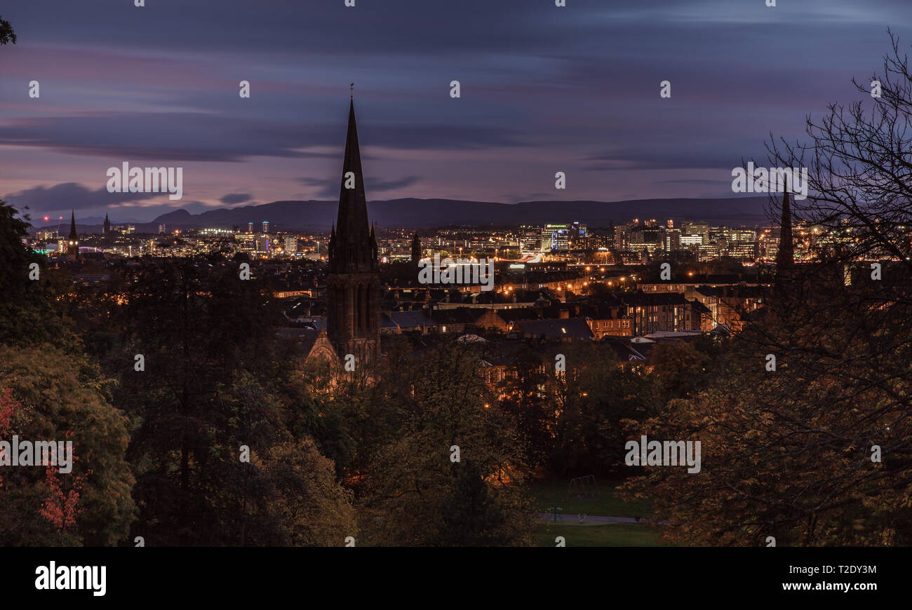 Immagine panoramica di Glasgow di notte. Cielo blu e luci. Foto Stock