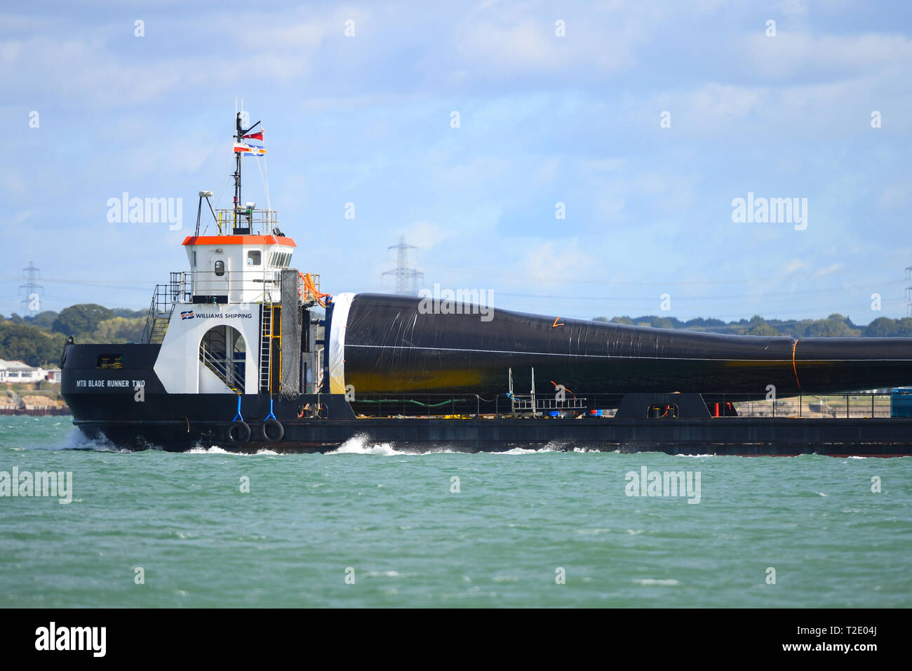 MTB Blade Runner due deck nave da carico che porta una lama da una turbina eolica dalla sua isola di Wight Factory attraverso il Solent verso Southampton. Foto Stock