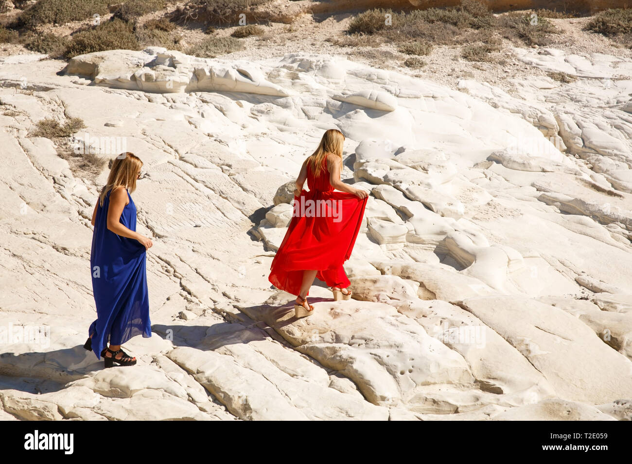 Donna bionda camminando sulla roccia bianca a Cipro. Foto Stock