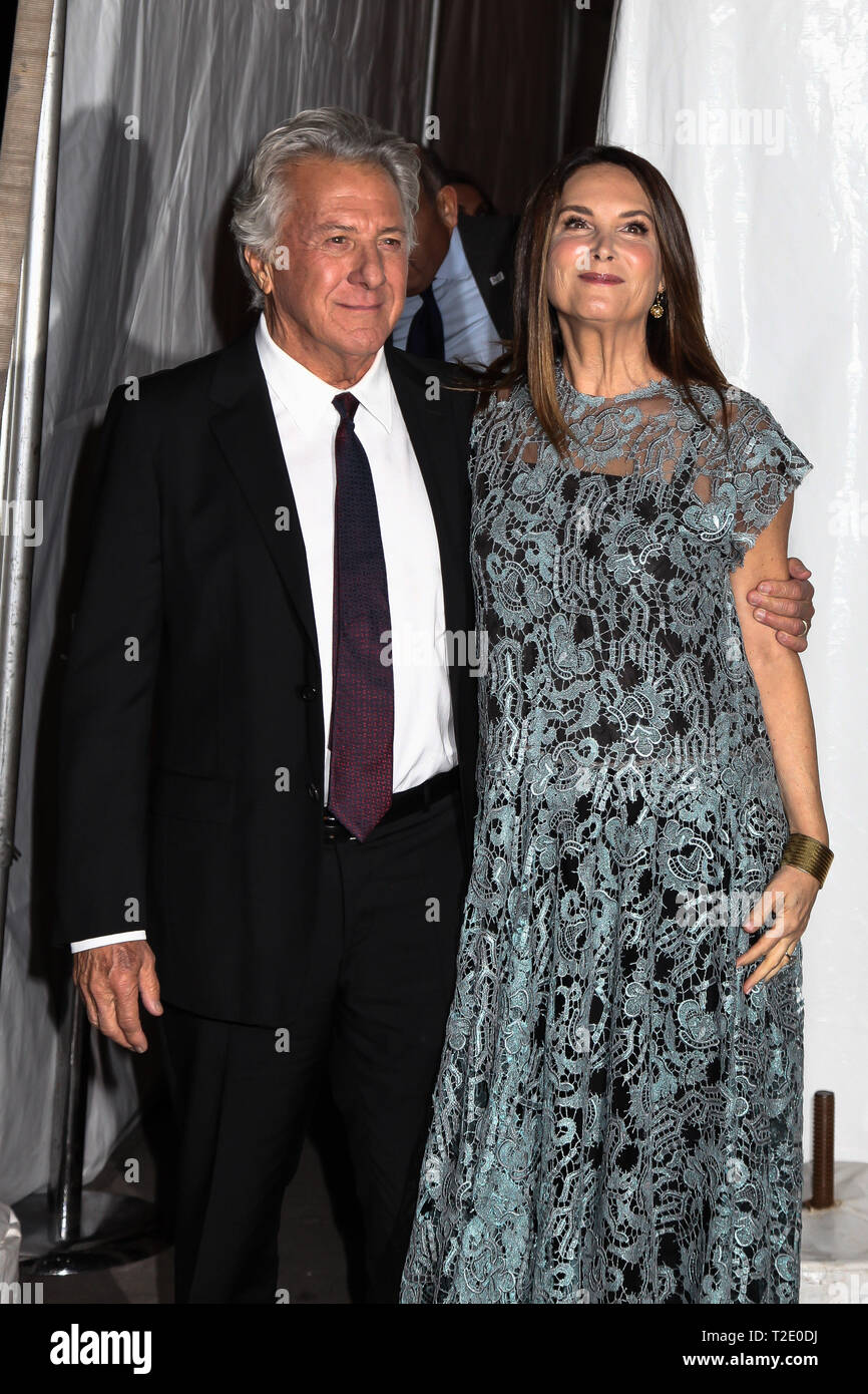 NEW YORK, NY - 27 novembre: Dustin Hoffman e Lisa Hoffman assistere al 2017 IFP Gotham Awards a Cipriani Wall Street nel novembre 27, 2017 a New York Foto Stock