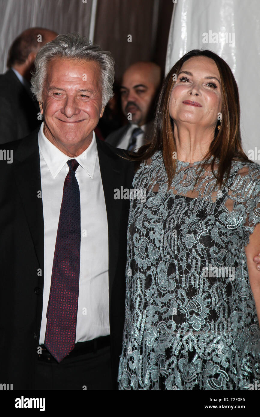 NEW YORK, NY - Novembre 27, 2017: Dustin Hoffman e Lisa Hoffman assistere al 2017 IFP Gotham Awards a Cipriani Wall Street Foto Stock