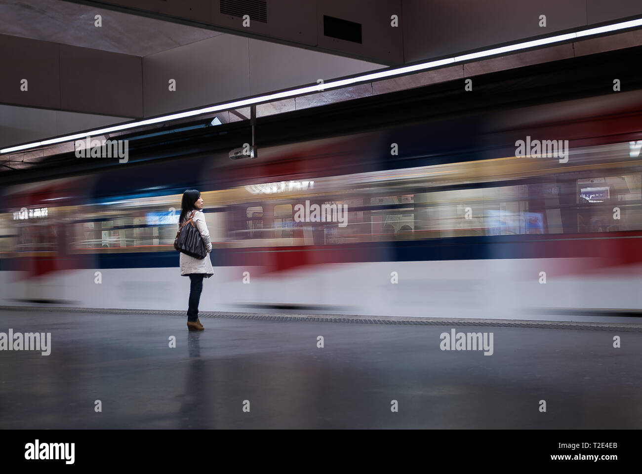 In attesa che il treno Foto Stock