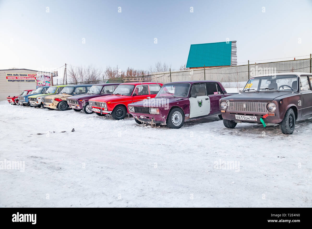 Novosibirsk, Russia - 02.02.2019: vecchie vetture russe Lada 2101 e 2104 preparata per corse in piedi sul parcheggio e in attesa di drifting e in movimento Foto Stock