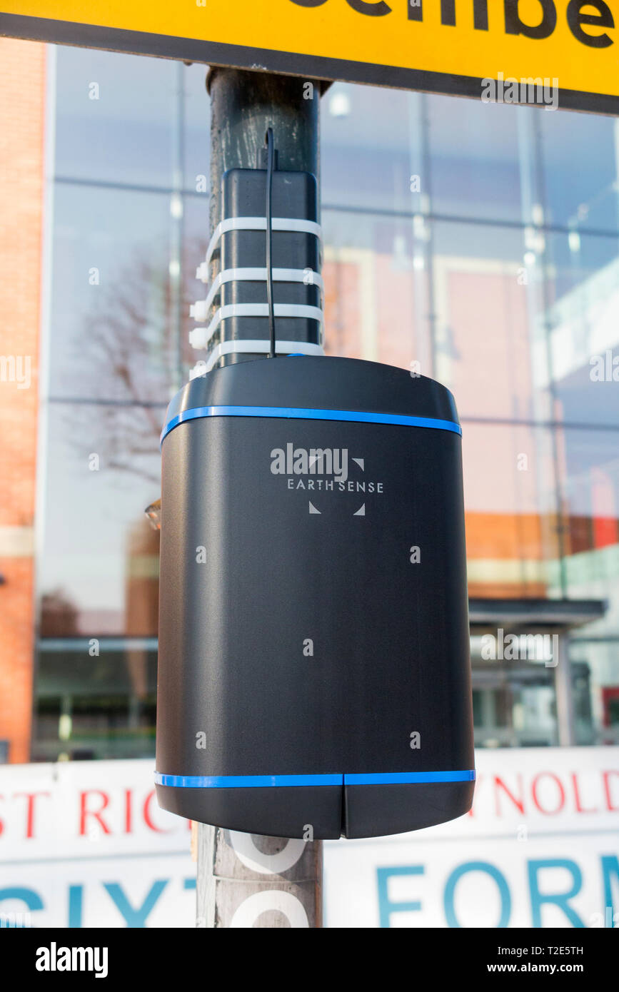 EarthSense / massa senso Zephyr la qualità dell'aria per monitorare apparecchiature di monitoraggio della qualità dell'aria e dell'inquinamento / gas al di fuori di una scuola. Regno Unito. (106) Foto Stock