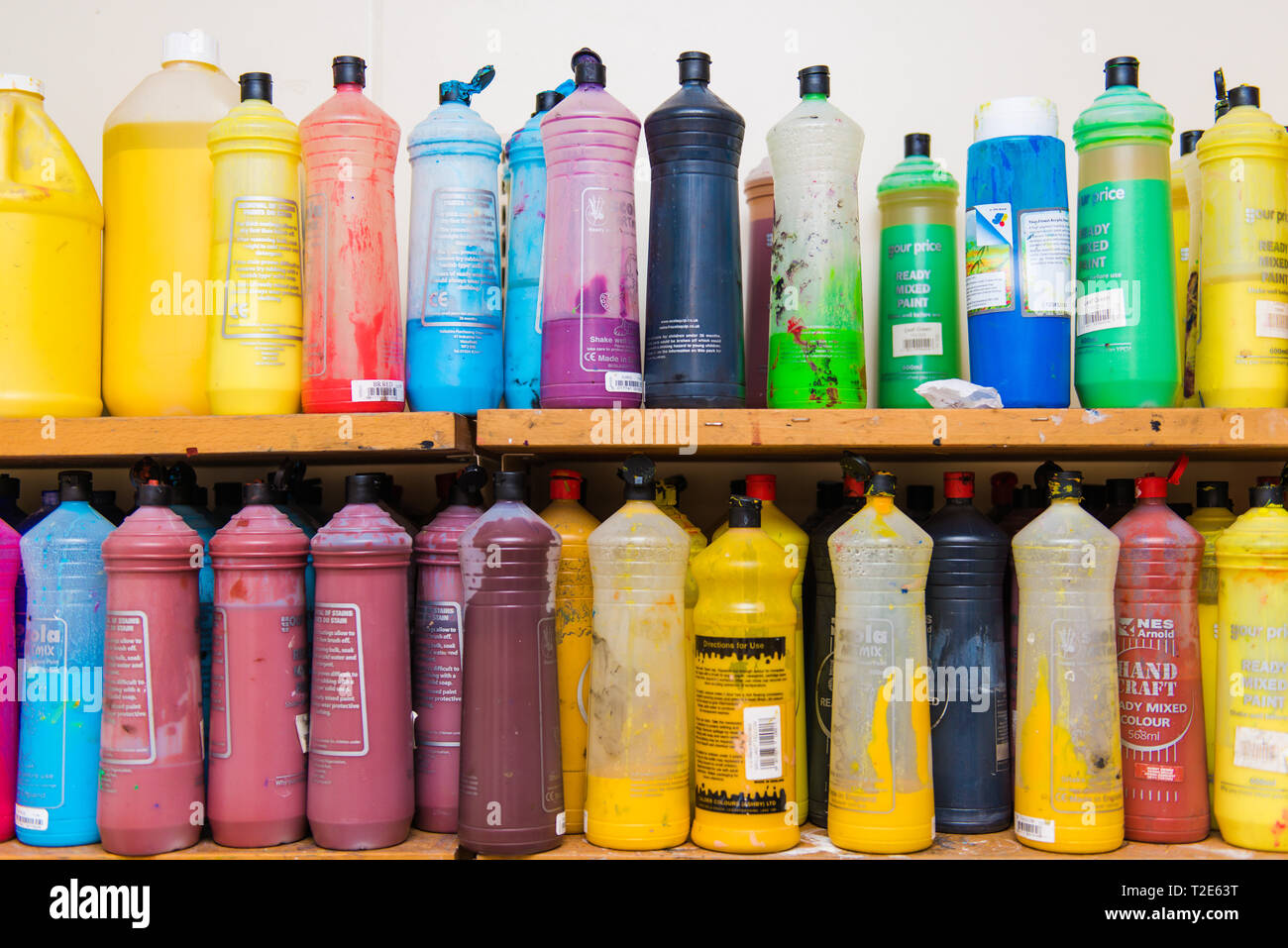 Poster Paint allineato sullo scaffale in aula Foto Stock
