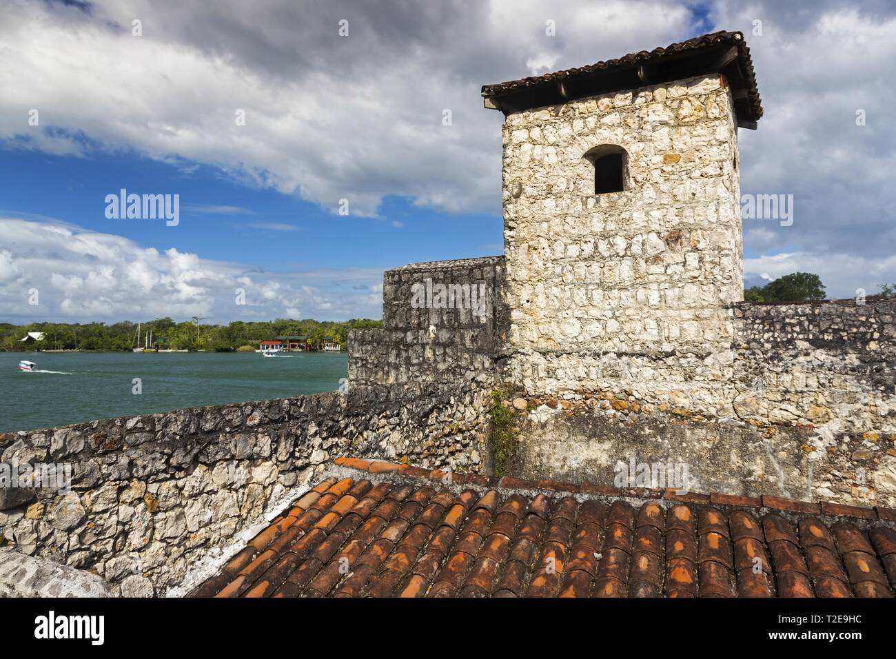 Il Castillo de San Felipe de Lara medioevale centro coloniale spagnola Fort esterno dell'edificio nei pressi di Rio Dulce in Guatemala Foto Stock