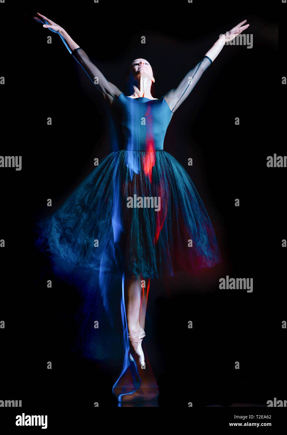 Una donna caucasica ballerina ballerina classica dancing donna studio shot isolato su bacground nero Foto Stock