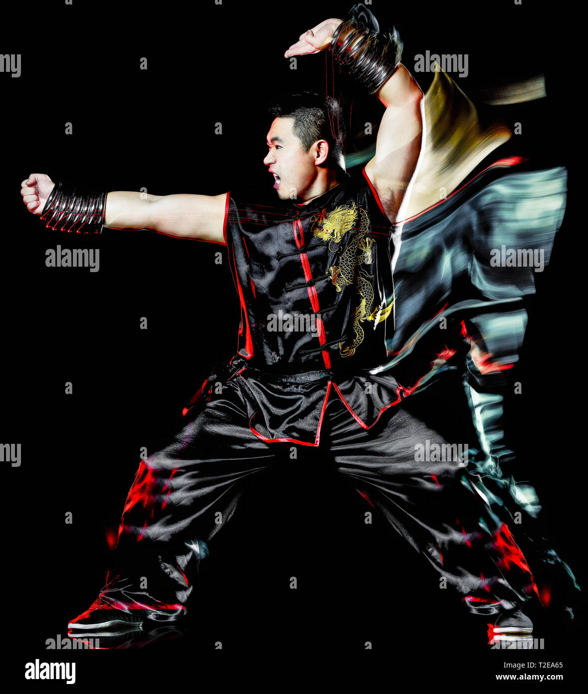 Wushu boxe cinese di Kung Fu Hung Gar fighter uomo isolato isolato su sfondo nero con la velocità della luce la verniciatura effetto sfocatura del movimento Foto Stock