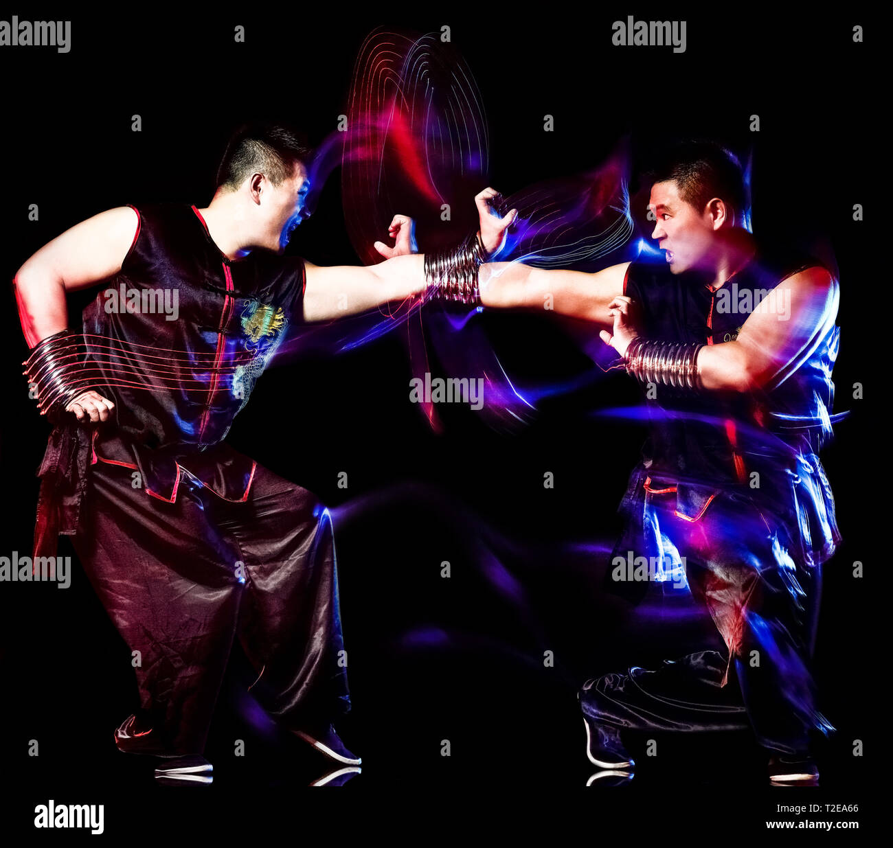 Wushu boxe cinese di Kung Fu Hung Gar fighter uomo isolato isolato su sfondo nero con la velocità della luce la verniciatura effetto sfocatura del movimento Foto Stock