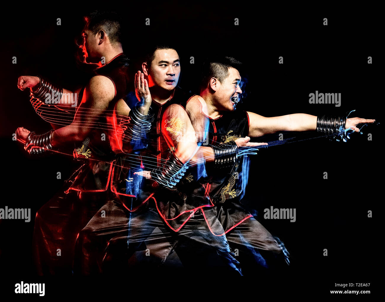 Wushu boxe cinese di Kung Fu Hung Gar fighter uomo isolato isolato su sfondo nero con la velocità della luce la verniciatura effetto sfocatura del movimento Foto Stock