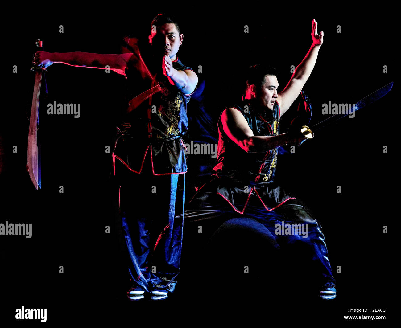 Wushu boxe cinese di Kung Fu Hung Gar fighter uomo isolato isolato su sfondo nero con la velocità della luce la verniciatura effetto sfocatura del movimento Foto Stock