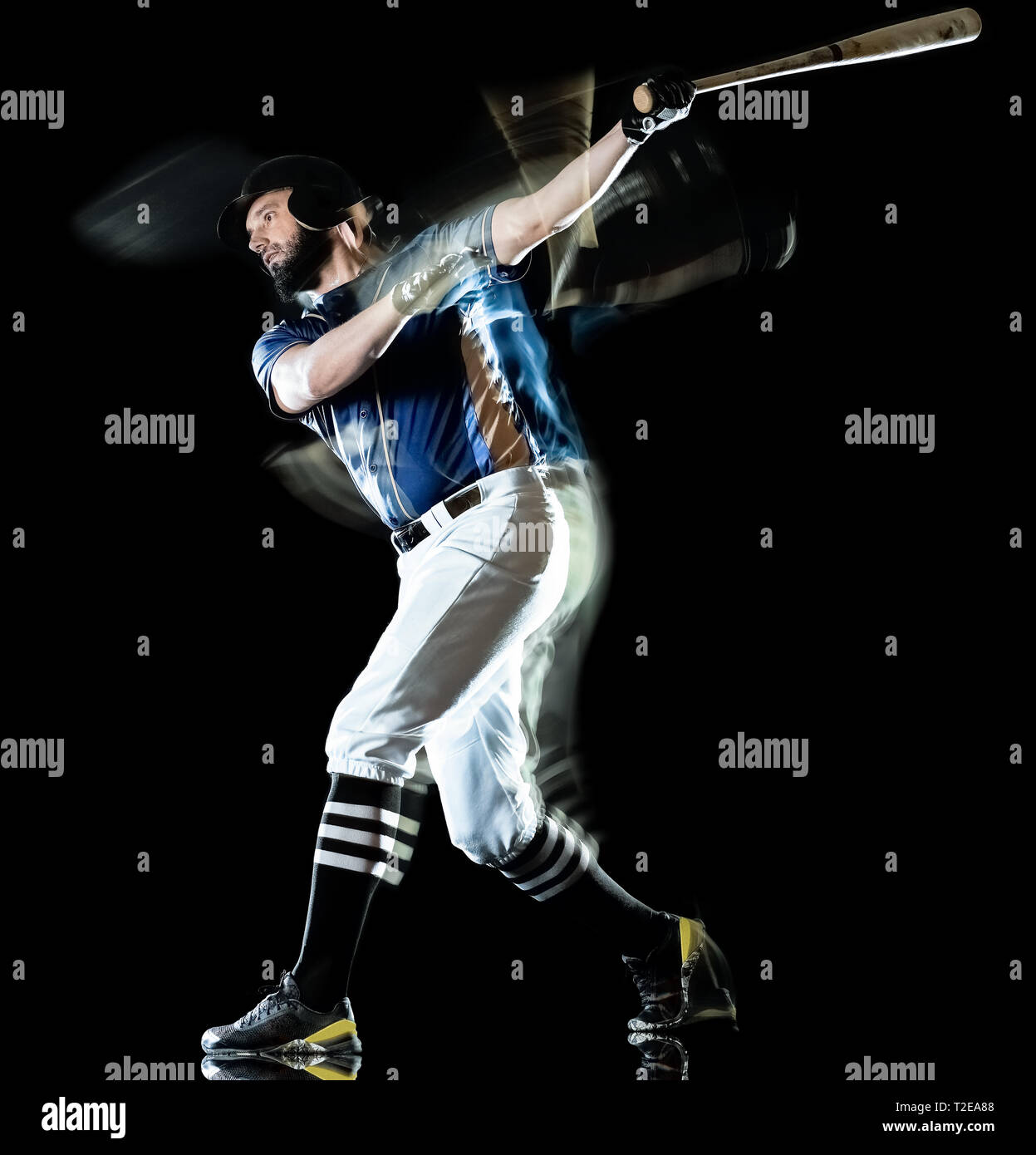 Un caucasian giocatore di baseball uomo studio shot isolato su sfondo nero con luce di verniciatura effetto di velocità Foto Stock